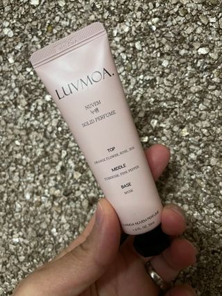 러브모아 향수 고체향수 승무원 고체향수 바르는 향수 니치향수 도손 우드세이지 앤 씨솔트 — 5점을 준 리뷰어가 2022년 12월 올린 사용 사진