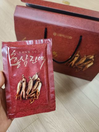 서울약사신협_프리미엄 6년근 홍삼진액_70mlx30포 — 4.5점을 준 리뷰어가 2021년 3월 올린 사용 사진