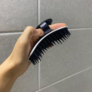 온가족 시원한샴푸 깨끗한두피 샴푸브러쉬 두피스케일링 히트팡블랙에디션 — 5점을 준 리뷰어가 2021년 8월 올린 사용 사진