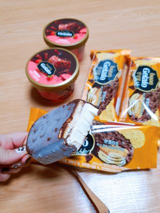 롯데제과 본젤라또 비스킷&바닐라카라멜바, 본젤라또 베리쇼콜라컵 — 5점을 준 리뷰어가 2021년 12월 올린 사용 사진