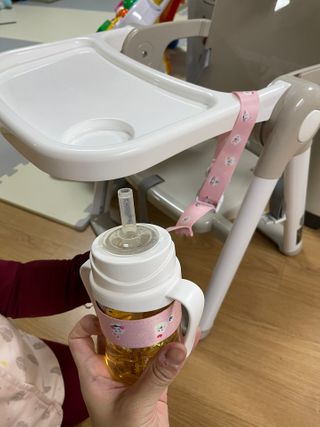 유비맘 젖병 빨대컵 다용도 홀더 1+1 _ 컬러 랜덤 발송 — 4점을 준 리뷰어가 2020년 12월 올린 사용 사진