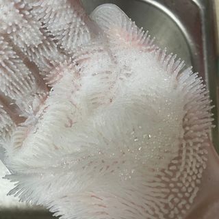나무드 [매직싹싹] 고급형 친환경 실리콘 수세미 미끄럼방지 고무장갑 투명 1개 + 블랙 1개 캠핑용 야외 설거지 — 4.5점을 준 리뷰어가 2021년 10월 올린 사용 사진