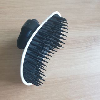 온가족 시원한샴푸 깨끗한두피 샴푸브러쉬 두피스케일링 히트팡블랙에디션 — 3.5점을 준 리뷰어가 2021년 8월 올린 사용 사진