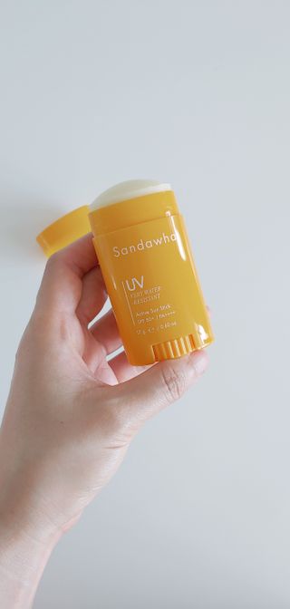 [스킨큐어] 산다화 내추럴 액티브 썬스틱 — 2.5점을 준 리뷰어가 2023년 6월 올린 사용 사진