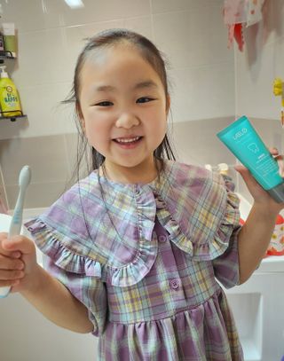 치과에서 쓰는 치약 _ 라벨제로 저불소 꼬마, 키즈, 유아, 베이비, 주니어 안전한 어린이치약 — 5점을 준 리뷰어가 2023년 1월 올린 사용 사진