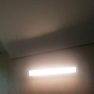 아카라 어두울 때만 켜지는 스마트 무선 센서등 — 5점을 준 리뷰어가 2021년 11월 올린 사용 사진