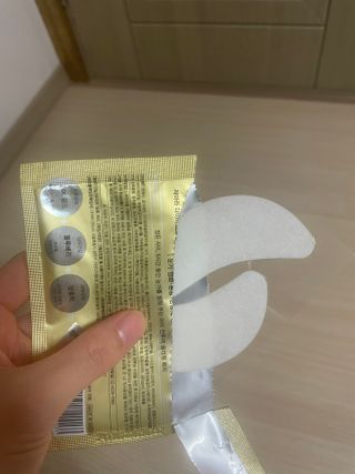 건강누리인터내셔날 레아라 다이아포스 슬리핑 아이패치 골드 & 물광 아이패치 [14회분/총 28매] — 5점을 준 리뷰어가 2022년 6월 올린 사용 사진