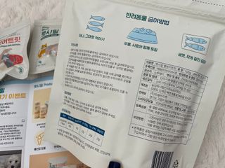 [펫시밀] 원물그대로 영양듬뿍 진공동결건조 치킨텐더100g, 열빙어트릿100g 강아지 고양이 간식 — 5점을 준 리뷰어가 2023년 5월 올린 사용 사진
