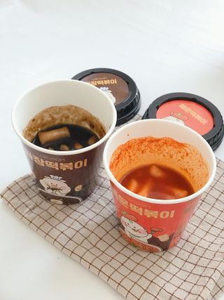유비쿡 컵떡볶이 매운컵떡볶이2개/ 짜장컵떡볶이 2개  총 4개세트 — 5점을 준 리뷰어가 2021년 4월 올린 사용 사진