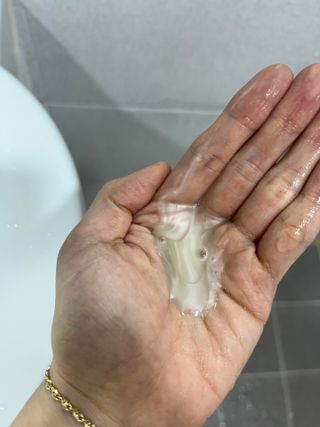 프리마인 더이상 뻣뻣하고 효과없는 탈모샴푸는 NO. 근본부터 케어하는 셀베이스 그린티샴푸(500ml) — 5점을 준 리뷰어가 2023년 3월 올린 사용 사진