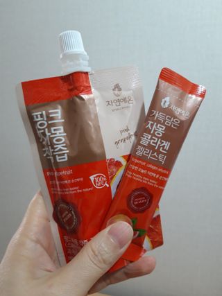 자연에온 핑크 자몽 착즙 100mL 10개입 1BOX +가 득담은 자몽 콜라겐 젤리스틱 1BOX — 5점을 준 리뷰어가 2021년 6월 올린 사용 사진