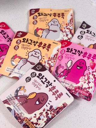 스낵스 와그작후루룩 3종_카카오2봉+아몬드2봉+딸기2봉 (총 6봉) — 5점을 준 리뷰어가 2024년 3월 올린 사용 사진
