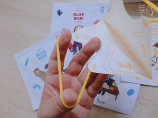 [블루 본 아이노우] 유아용 컬러마스크 40 PCS SET 2중 택 1 — 5점을 준 리뷰어가 2021년 5월 올린 사용 사진