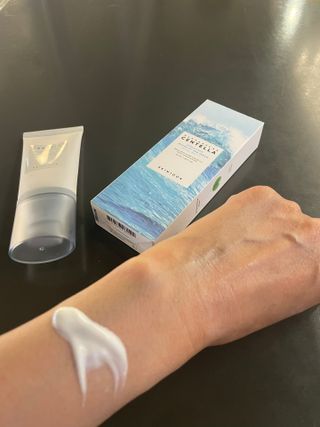 [스킨1004] 마다가스카르 센텔라 히알루-시카 워터핏 선세럼 50ml — 5점을 준 리뷰어가 2024년 5월 올린 사용 사진