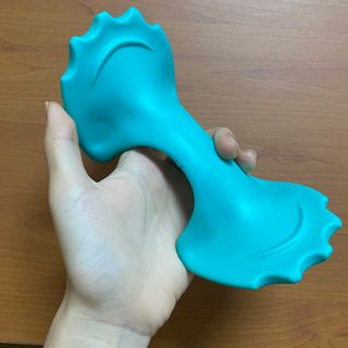 힐니스북 [힐마이넥]   거북목 통증완화를 위한 휴대용 목 안마기 — 5점을 준 리뷰어가 2022년 12월 올린 사용 사진