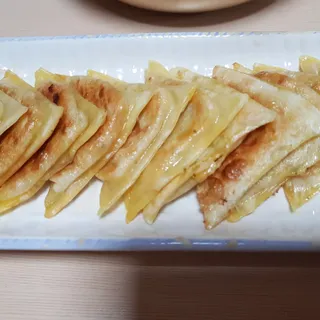 (주)성경순만두 곤약만두.콘치즈만두,삼각당면만두,당면 야끼만두,대구전통 납작만두,떡뽁이 매콤소스,달콤소스 — 5점을 준 리뷰어가 2023년 4월 올린 사용 사진