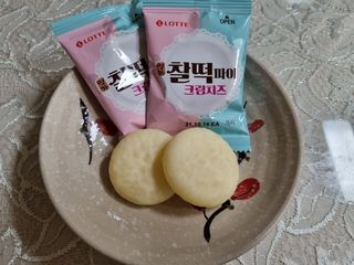 롯데제과 찰떡파이 크림치즈 — 5점을 준 리뷰어가 2021년 5월 올린 사용 사진