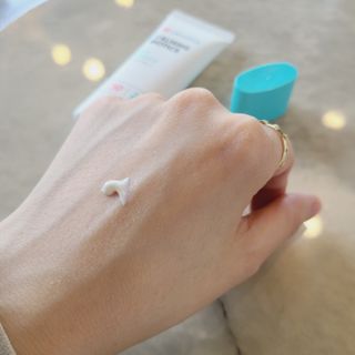 리더스코스메틱 리더스 카밍 바이오틱스 선 에센스 SPF 50+ PA++++ — 5점을 준 리뷰어가 2022년 5월 올린 사용 사진