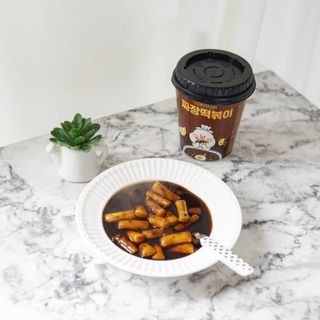 유비쿡 컵떡볶이 매운컵떡볶이2개/ 짜장컵떡볶이 2개  총 4개세트 — 5점을 준 리뷰어가 2021년 4월 올린 사용 사진