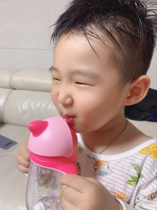 유비맘 트라이탄 코니빨대컵_컬러 랜덤 발송 — 5점을 준 리뷰어가 2021년 3월 올린 사용 사진