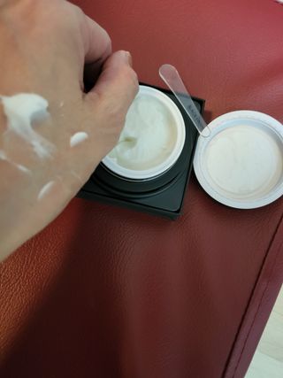 오투에니원 갈락토미세스 비타민 C 프리미엄 블랙스완 크림 50g — 4.5점을 준 리뷰어가 2023년 1월 올린 사용 사진