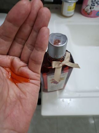 체코 비건화장품 마뉴팍투라 향좋은 와인 샤워젤 (300ml) — 5점을 준 리뷰어가 2022년 6월 올린 사용 사진