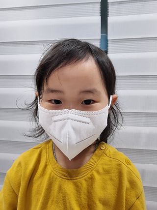 [심폐소생소] 오늘의마스크 KF94 소형 초등학생 어린이 마스크 — 5점을 준 리뷰어가 2022년 1월 올린 사용 사진
