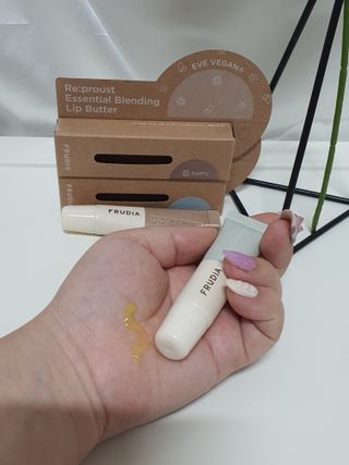 [후르디아] 올리브영 착한보습 비건 립버터 2종 — 5점을 준 리뷰어가 2022년 12월 올린 사용 사진