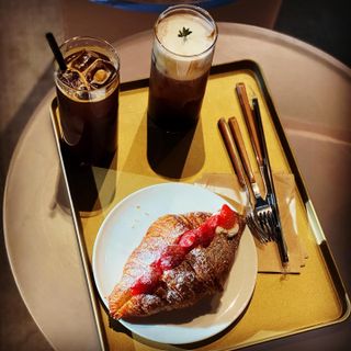 아방갤러리카페 용산아이파크몰점 [아방갤러리카페] 음료 택 2 +  베이커리 5종 중 택 1 — 5점을 준 리뷰어가 2021년 5월 올린 사용 사진