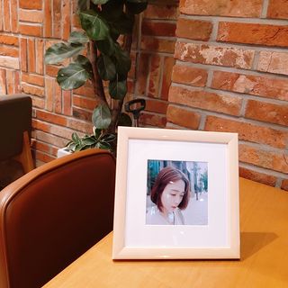 니은기억 휴대폰 속 인생샷을 담는 인생샷 액자 이태리 수입산 원목 프레임 — 5점을 준 리뷰어가 2021년 6월 올린 사용 사진