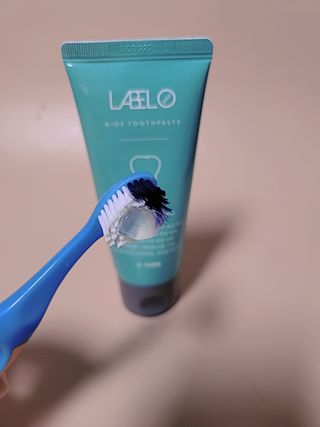 치과에서 쓰는 치약 _ 라벨제로 저불소 꼬마, 키즈, 유아, 베이비, 주니어 안전한 어린이치약 — 5점을 준 리뷰어가 2022년 10월 올린 사용 사진