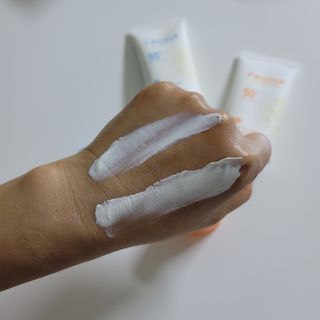 [후르디아] 혼합자차 선 에센스+톤업 선크림 2종 — 4점을 준 리뷰어가 2021년 6월 올린 사용 사진