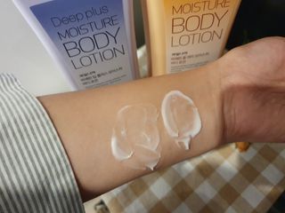 [과일나라] 바세린 모이스처 바디로션 1000ml 2종 — 5점을 준 리뷰어가 2021년 10월 올린 사용 사진