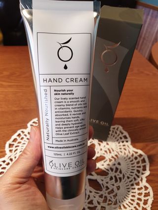 올리브 오일 스킨케어 컴퍼니 [OOSC] 보송보송한 내추럴리 너리시드 핸드크림 125ml — 5점을 준 리뷰어가 2021년 4월 올린 사용 사진