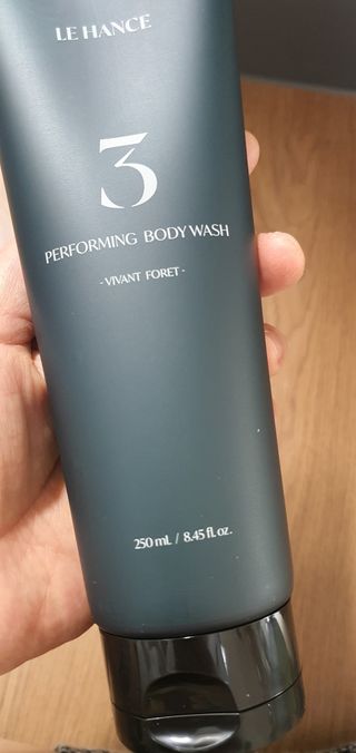 르핸스 퍼포밍 3 바디워시 비반트포렛/베티버포그 — 4점을 준 리뷰어가 2023년 2월 올린 사용 사진
