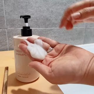 프리마인 더이상 뻣뻣하고 효과없는 탈모샴푸는 NO. 근본부터 케어하는 셀베이스 그린티샴푸(500ml) — 5점을 준 리뷰어가 2023년 1월 올린 사용 사진