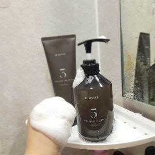 르핸스 퍼포밍 5 샴푸 비반트 포렛/베티버 포그 — 5점을 준 리뷰어가 2022년 12월 올린 사용 사진