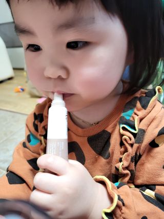 [후르디아] 올리브영 착한보습 비건 립버터 2종 — 5점을 준 리뷰어가 2022년 12월 올린 사용 사진