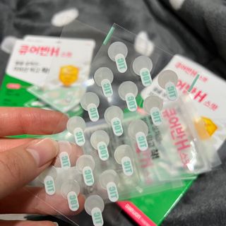 [큐어반H 스팟] 자외선 99프로 차단되는 스틱타입 스팟밴드(1팩 / 66매입) — 4.5점을 준 리뷰어가 2022년 11월 올린 사용 사진
