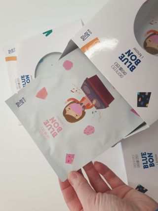 [블루 본 아이노우] 유아용 컬러마스크 40 PCS SET 2중 택 1 — 5점을 준 리뷰어가 2021년 4월 올린 사용 사진