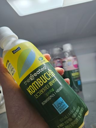 더그레잇티 콤부차 [매일유업] 더그레잇티 44kcal 콤부차 300ml *12개입 (오리지널 6개+베리리치 6개) — 4점을 준 리뷰어가 2023년 8월 올린 사용 사진