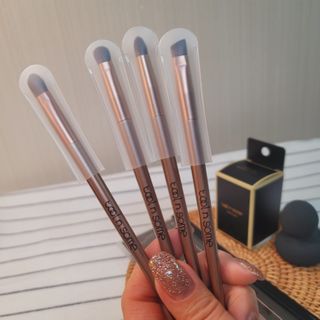 툴앤썸 로즈골드 에디션 아이 메이크업 브러쉬 4종+툴앤썸 어썸 블랙 멜로우 블렌딩 스펀지 — 5점을 준 리뷰어가 2021년 2월 올린 사용 사진