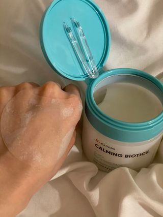 리더스코스메틱 리더스 카밍 바이오틱스 퀵 수딩 패드 — 5점을 준 리뷰어가 2022년 5월 올린 사용 사진