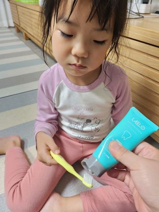 치과에서 쓰는 치약 _ 라벨제로 저불소 꼬마, 키즈, 유아, 베이비, 주니어 안전한 어린이치약 — 5점을 준 리뷰어가 2022년 11월 올린 사용 사진