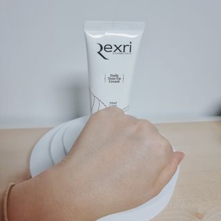 렉스리 데일리 톤업 크림 Rexri Daily Tone Up Cream — 5점을 준 리뷰어가 2022년 10월 올린 사용 사진