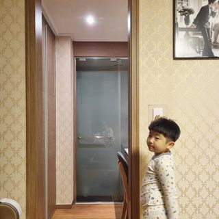 아카라 조명 스위치를 누워서 끄는 방법 (스마트 조명 스위치 2구 + 무선 리모트 스위치 1구 T1, 스마트 허브 E1) — 4.5점을 준 리뷰어가 2021년 11월 올린 사용 사진
