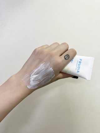 틱톡 [후르디아] 백탁NO! 화잘먹 수분광 선 에센스✨ — 5점을 준 리뷰어가 2023년 6월 올린 사용 사진