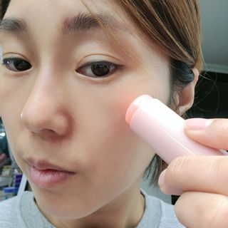 바르는뷰티 데생멀티밤 식물유래성분 97 저분자콜라겐 피부수분 미백 주름개선 멀티밤스틱 — 4점을 준 리뷰어가 2021년 11월 올린 사용 사진