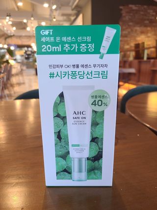 [AHC] 세이프온 에센스 선크림 올리브영 스페셜 증정 기획세트 — 5점을 준 리뷰어가 2022년 6월 올린 사용 사진