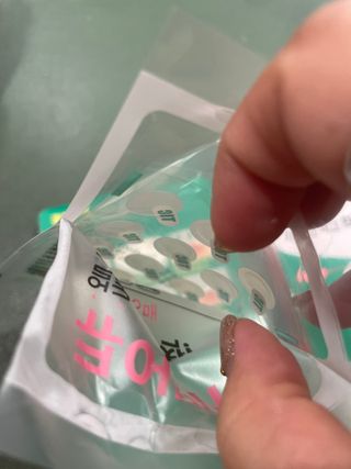 [큐어반H 스팟] 자외선 99프로 차단되는 스틱타입 스팟밴드(1팩 / 66매입) — 5점을 준 리뷰어가 2022년 11월 올린 사용 사진